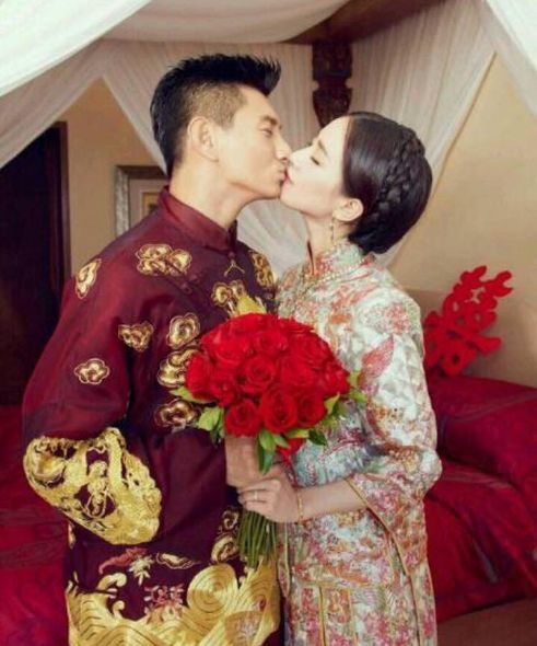 吳奇隆和劉詩詩迎娶時的中式傳統禮服來自中國設計師郭培的「玫瑰坊高級訂製」，兩人看起來超甜蜜呀！