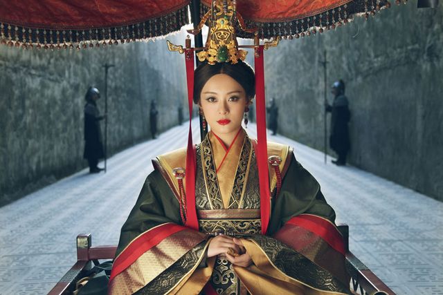 Tradition, Headgear, Chinese architecture, Sitting, Temple, Black hair, Costume, Costume design, Temple, Makeover, 