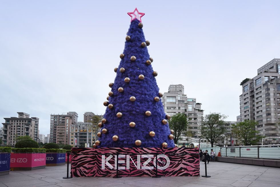 Christmas decoration, Building, Tower block, City, Christmas tree, Public space, Metropolitan area, Condominium, Winter, Urban design, 