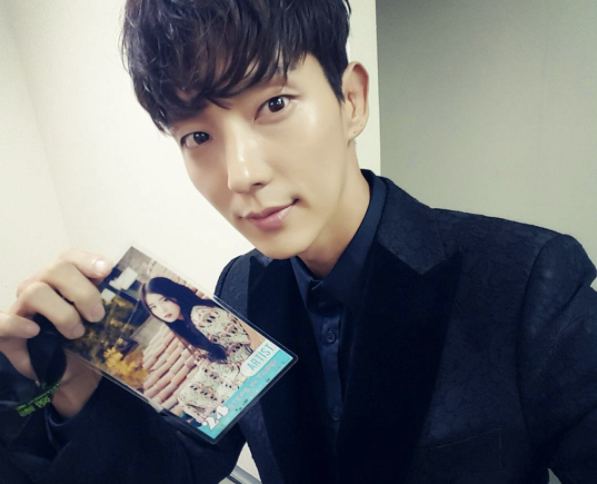 Chin, Forehead, Collar, Dress shirt, Jaw, Black hair, Blazer, Eyelash, Publication, Bangs, 