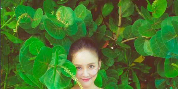 Green, Beauty, Skin, Leaf, Botany, Lip, Shoulder, Photo shoot, Dress, Plant, 