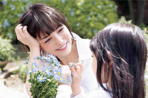 Hairstyle, Petal, Photograph, Bouquet, Happy, People in nature, Bridal clothing, Beauty, Cut flowers, Bride, 