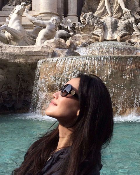 Eyewear, Vision care, Lip, Glasses, Hairstyle, Fountain, Sunglasses, Water feature, Sculpture, Tourism, 