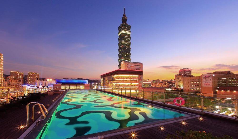無邊際泳池派對、360度信義區夜景!5間「飯店熱門打卡地標」,和閨蜜過