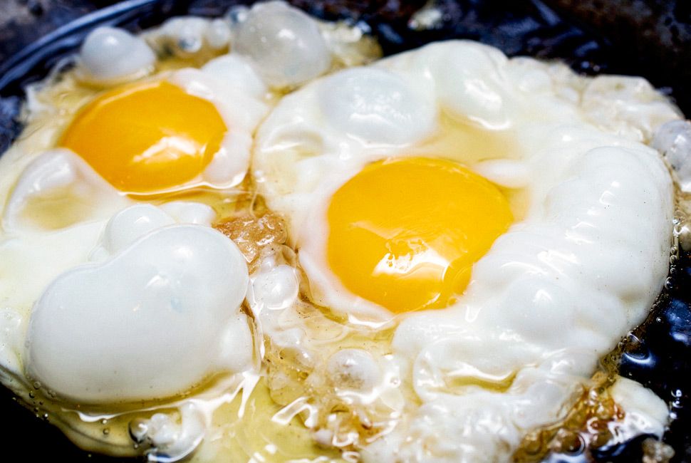 https://hips.hearstapps.com/amv-prod-gp.s3.amazonaws.com/gearpatrol/wp-content/uploads/2015/05/How-to-fry-an-egg-gear-patrol-lead-full-.jpg