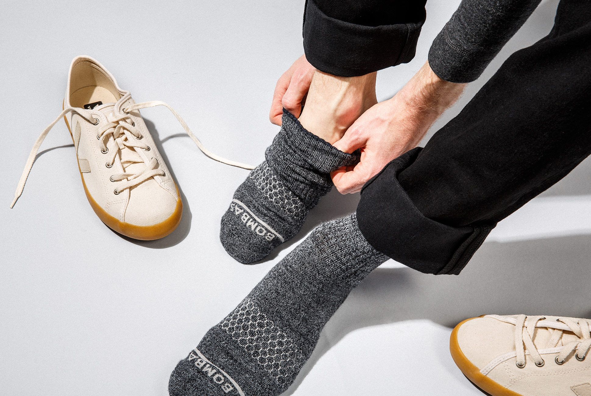 Wearing socks. Socks for man. Мужской зимний носок модель. Сокс. Носки montbell Wickron Travel Ankle Socks.