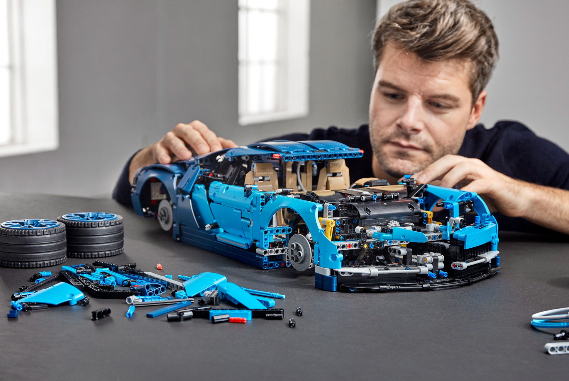 Игрушки для мужчин. Лего Бугатти ЧИРОН. LEGO Technic Bugatti Chiron. LEGO Technic 42083 Bugatti Chiron. Бугатти ЧИРОН из лего.