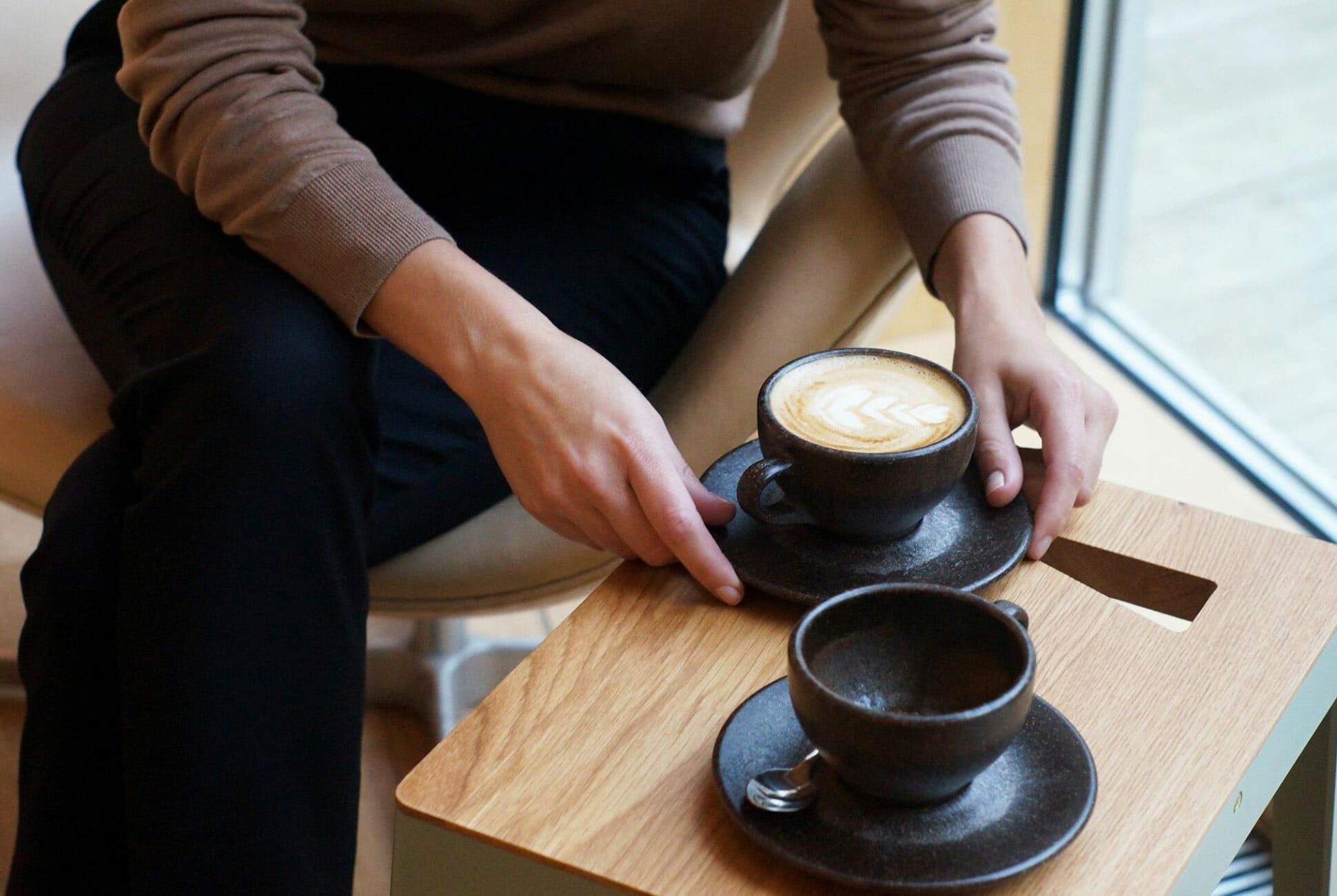 This award-winning to-go coffee cup comes with its own integrated