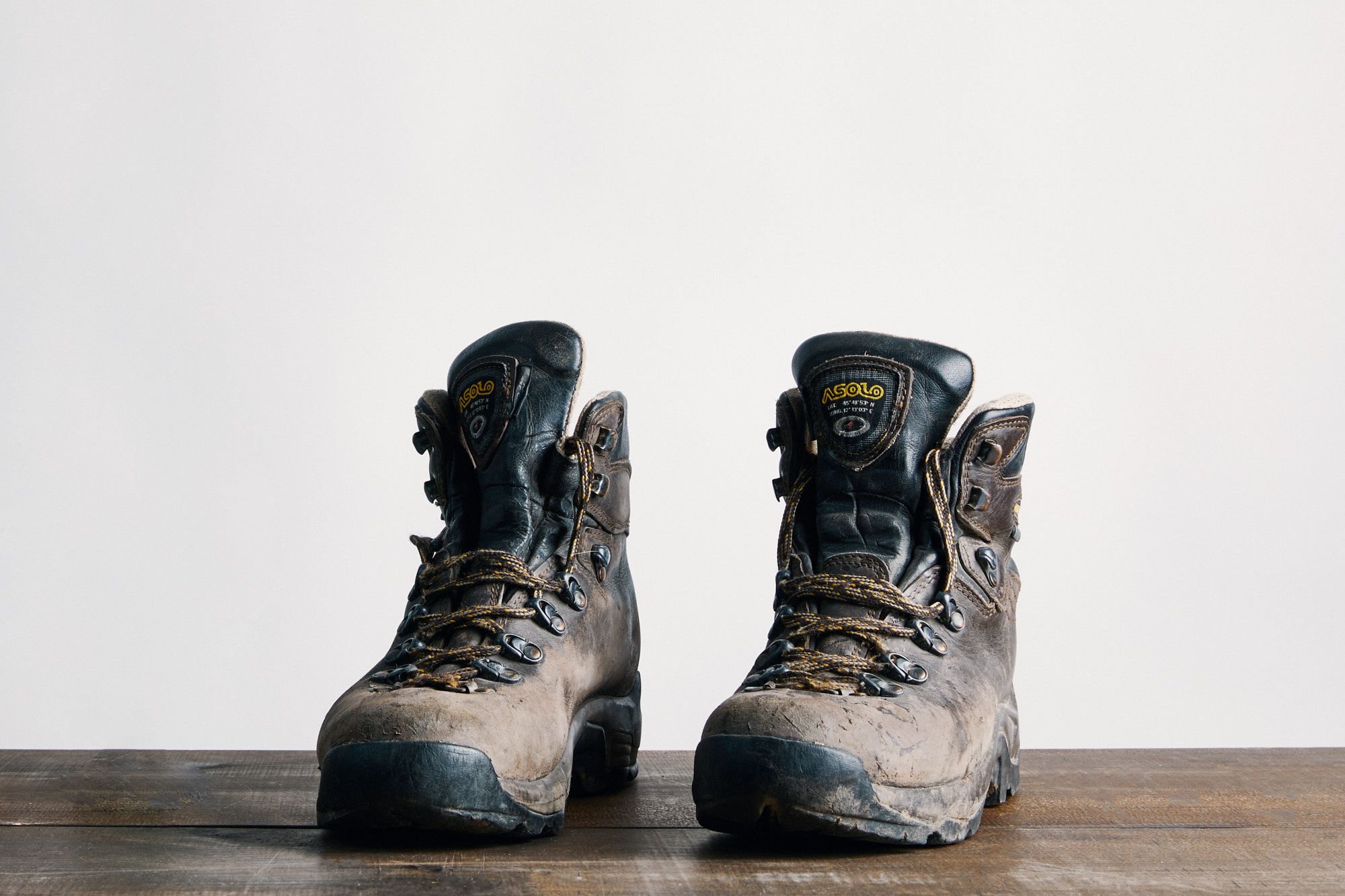 how to clean leather hiking boots