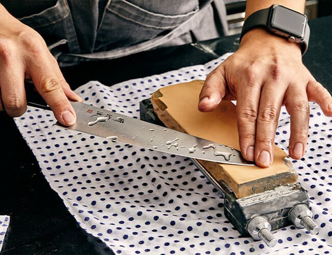 Best ways to sharpen kitchen knives: products and techniques