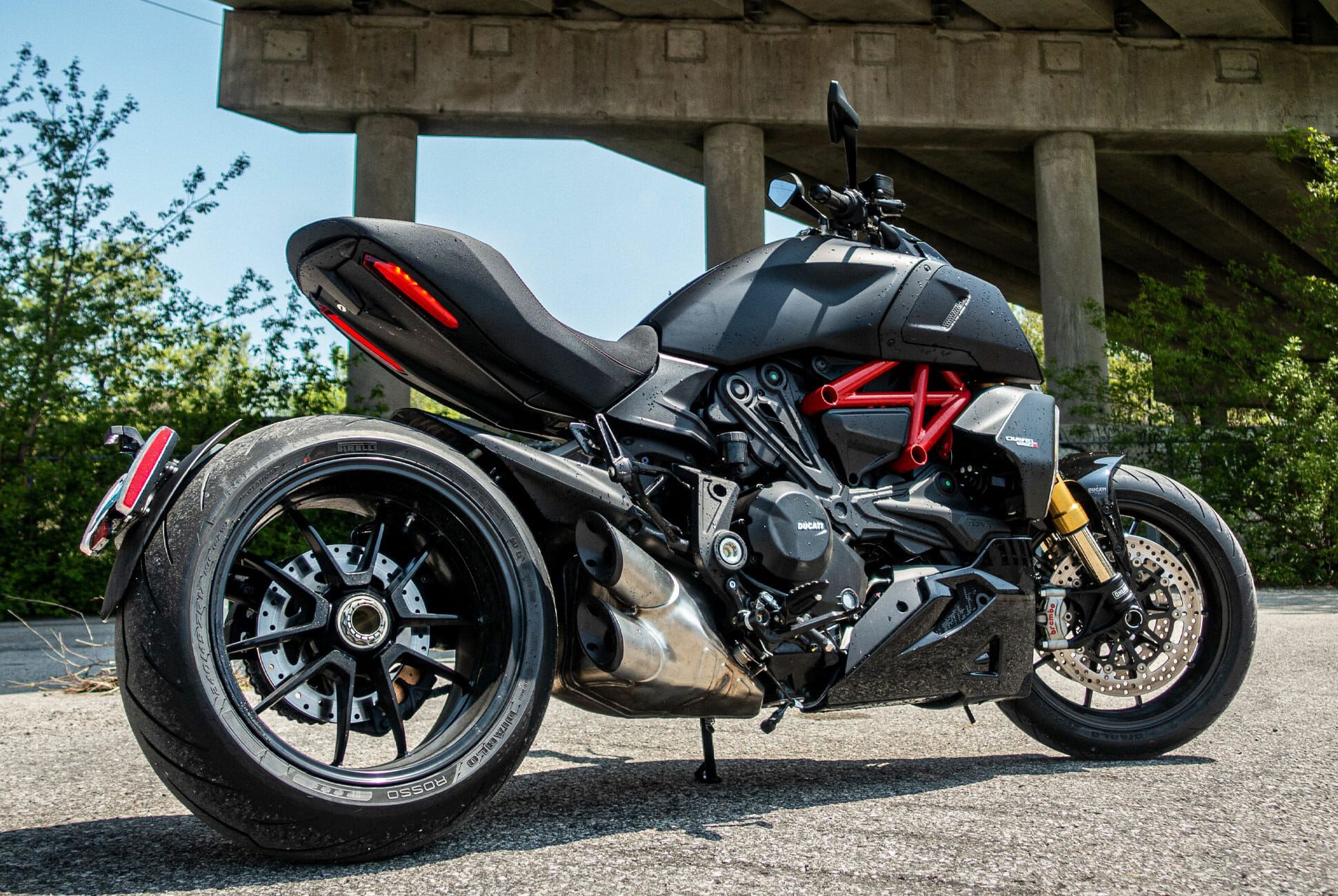 Hysterisk har en finger i kagen Rytmisk Ducati Diavel 1260S Review: A Muscle Bike Goes to Crossfit