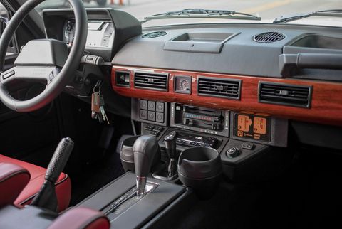 Range Rover Classic Interior  . Onder De Kap Ligt Een 3.500Cc.