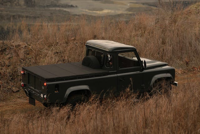 1991-LAND-ROVER-DEFENDER-110-gear-patrol-slide-01