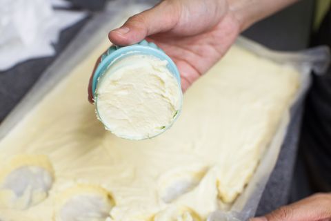 アイスクリームのクッキーサンドイッチを作る方法