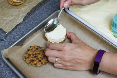 アイスクリームのクッキーサンドイッチを作る方法
