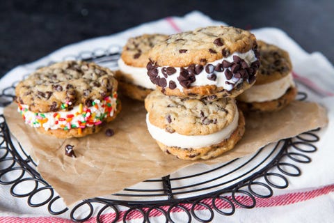 Wie man Eiscreme-Cookie-Sandwiches macht