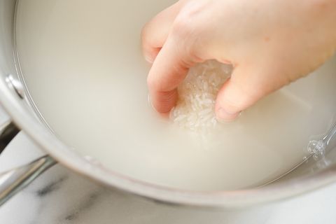 Hvordan å Koke Ris Uten en Rice Komfyr