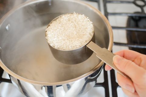 So kochen Sie Reis ohne Reiskocher