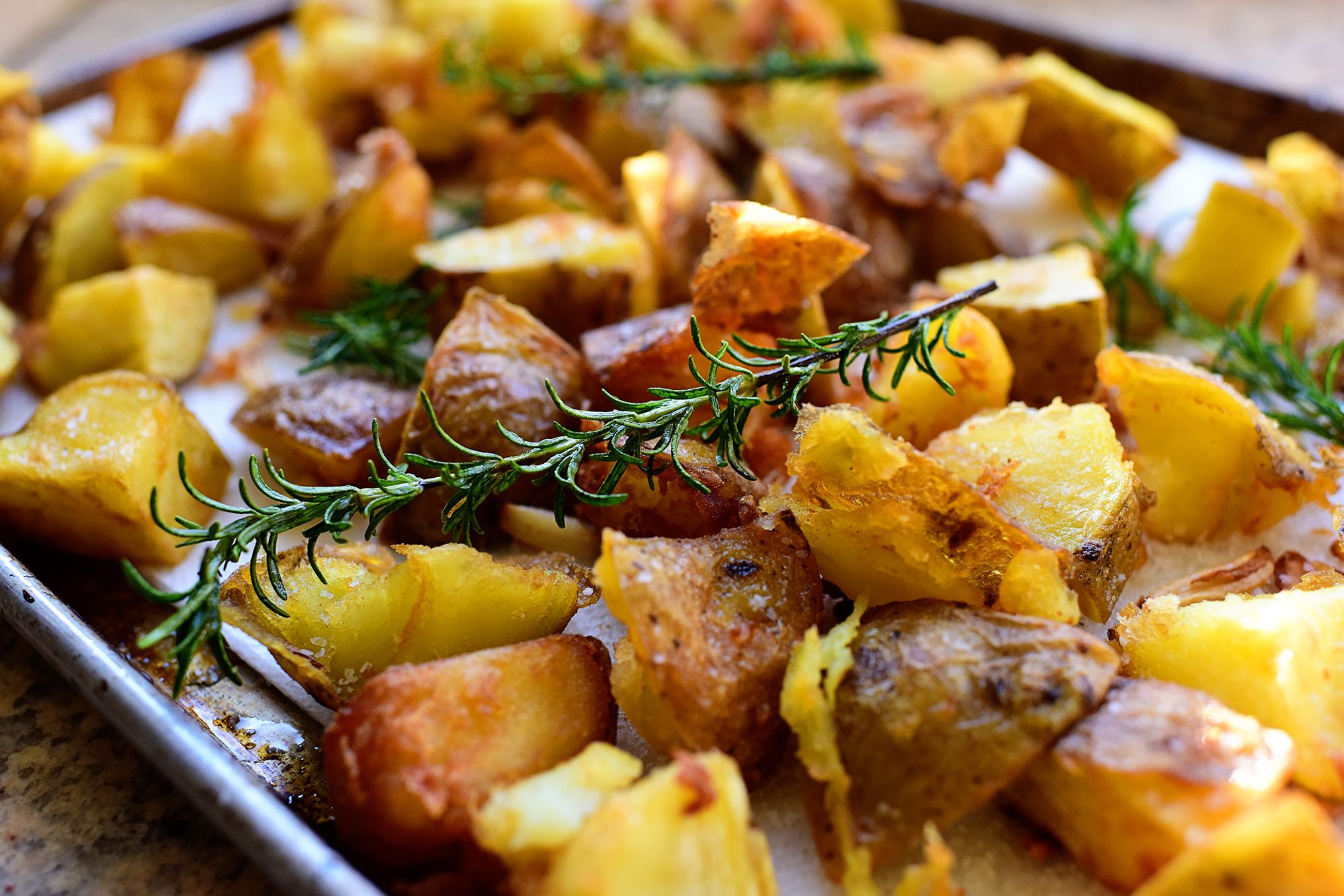 Рецепты со свежей картошкой. Жареная картошка с мясом. Свинина с картошкой. Картошка с мясом в духовке. Картофель жареный с мясом.