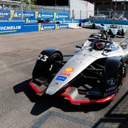 Sebastien Buemi&nbsp;won in New York on Saturday. Meanwhile, points leader and defending series champion Jean-Éric Vergne failed to score a point as the points race tightened.
