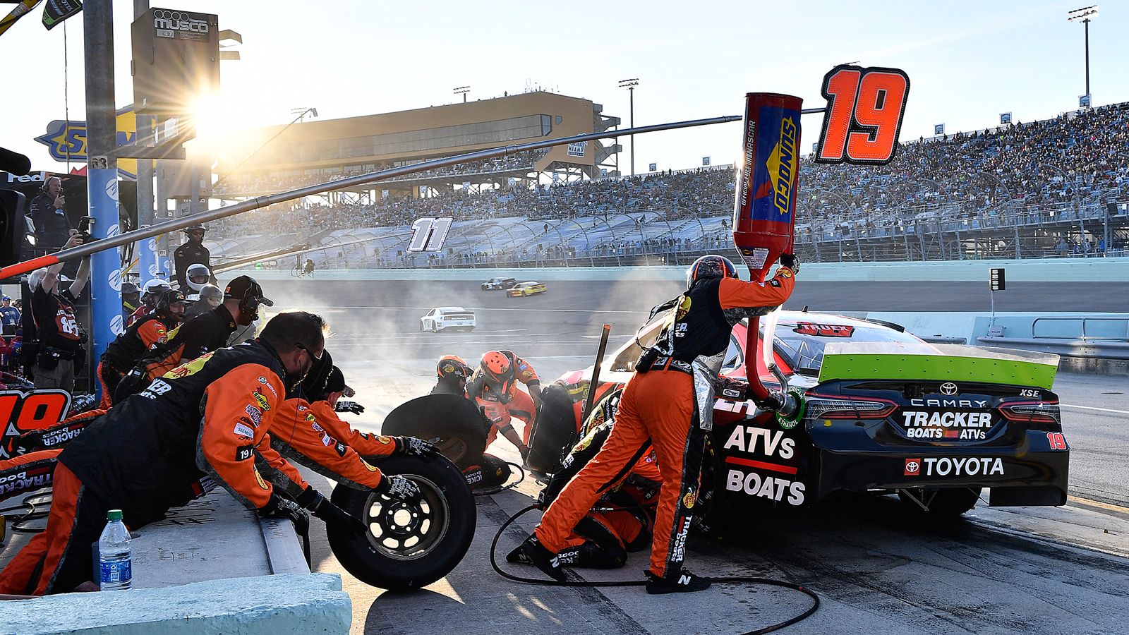 Dead Serious Martin Truex Jr Lost The Nascar Cup Championship Because His Pit Crew Put His Tires On Backward