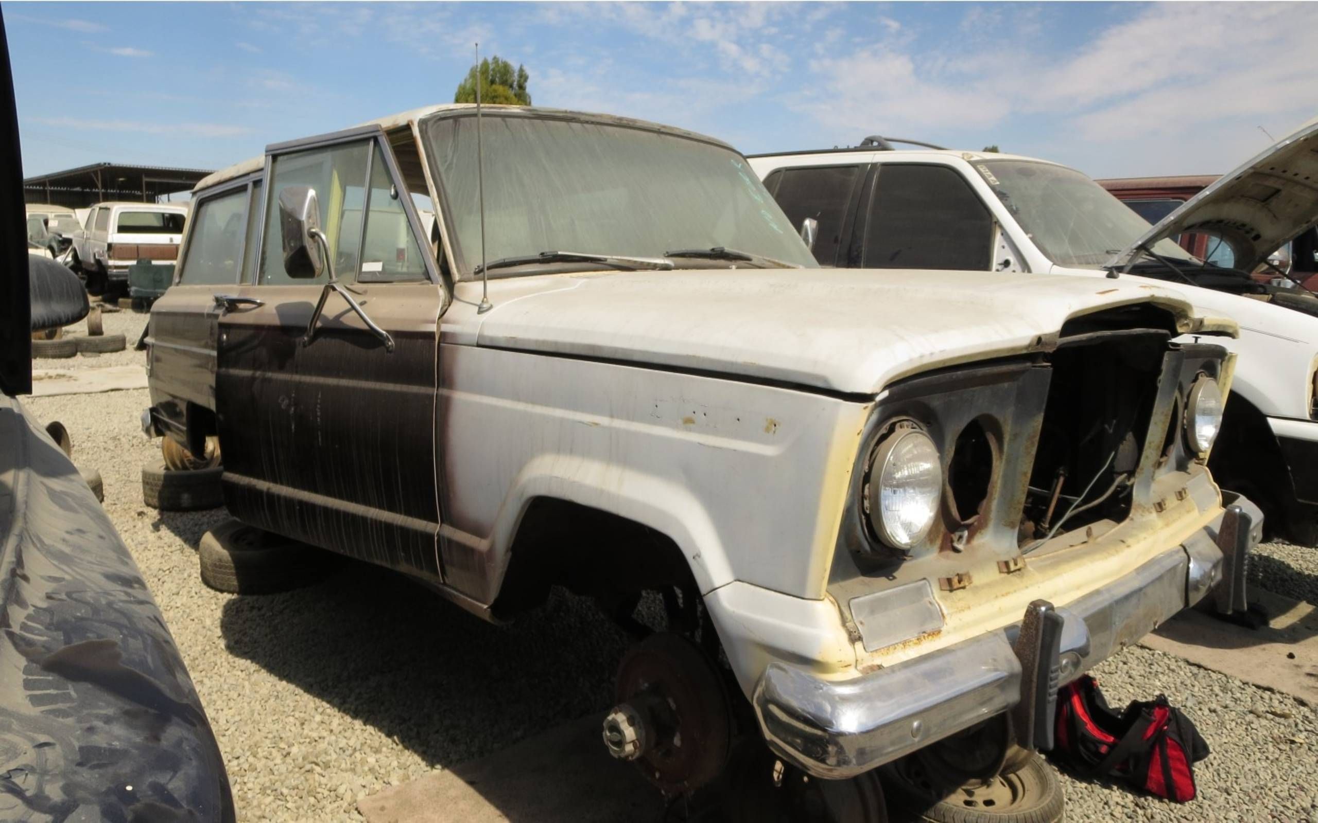 Junkyard treasure: 1969 Jeep Wagoneer