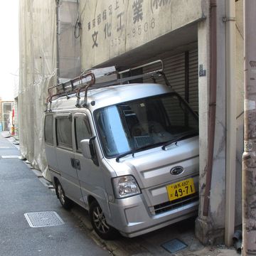 You can squeeze a kei van into tight Tokyo parking spots, as this Subaru Sambar demonstrates.