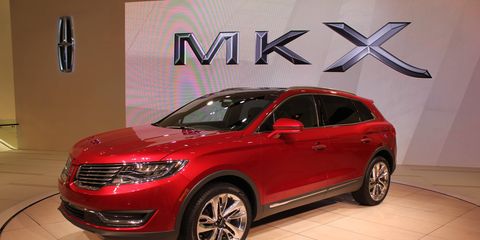 The 2016 Lincoln MKX crossover debuted at the Detroit auto show today. Borrowing heavily from the design of the smaller MKC, the MKX offers an available 2.7-liter turbocharged V6 engine with an output of over 330 hp and 370 lb-ft of torque.