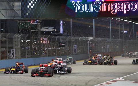 2012 Singapore Grand Prix: Lewis Hamilton, McLaren MP4-27 Mercedes, Sebastian Vettel, Red Bull RB8 Renault, and Pastor Maldonado, Williams FW34 Renault, lead the field away at the start.