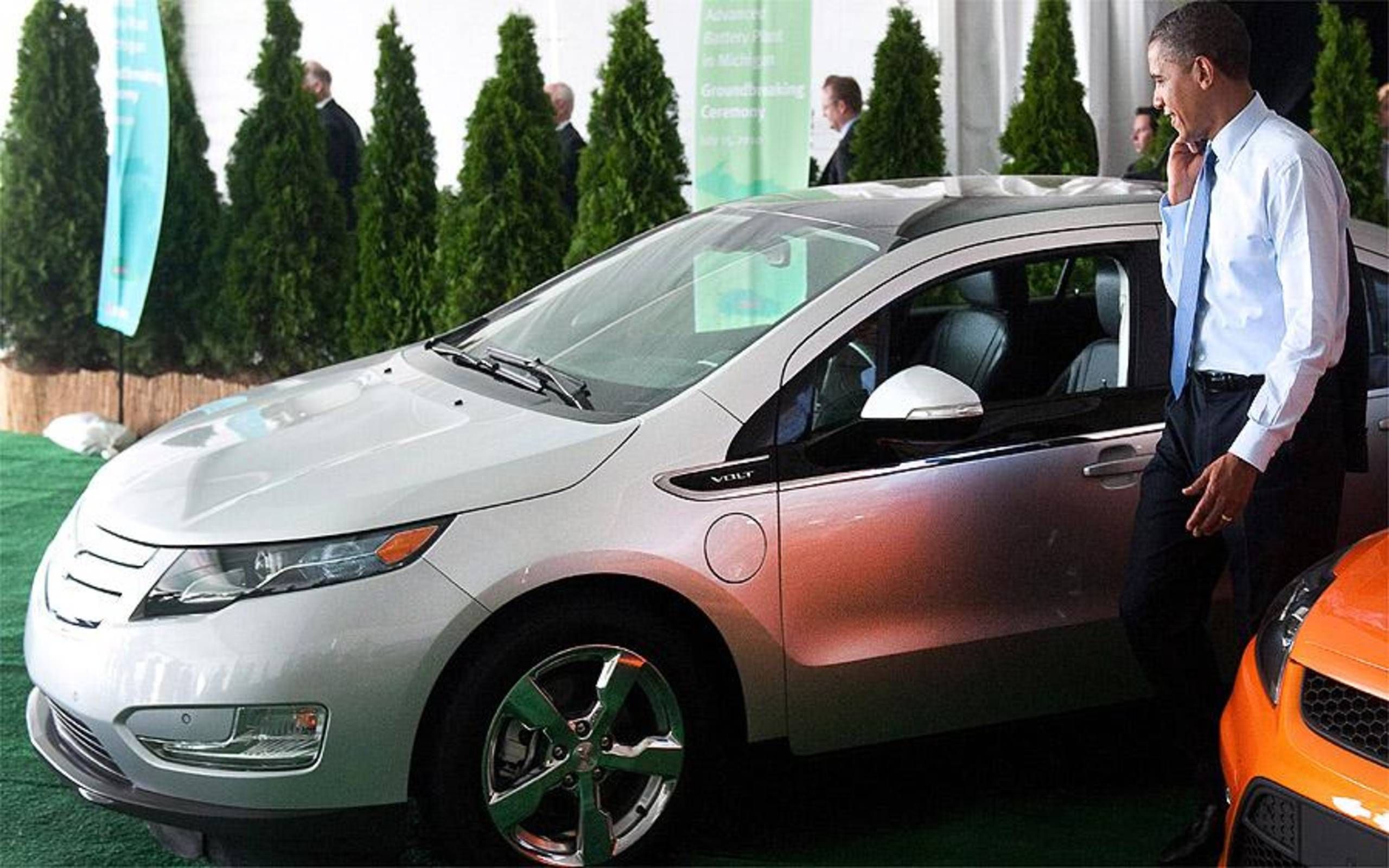 Obama checks out the 2011 Chevrolet Volt