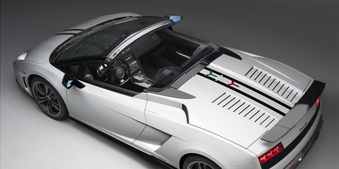 The Lamborghini Gallardo LP 570-4 Spyder Performante weighs 143 pounds less than the Gallardo Spyder.
