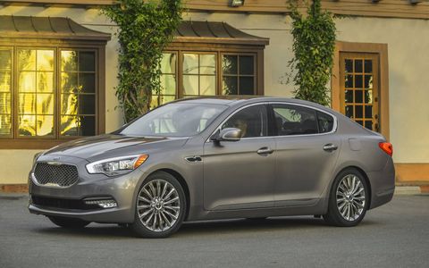 The Kia K900 is meant to do battle with the full-size luxury sedans of the world, and on paper, it does.