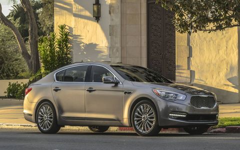The Kia K900 is meant to do battle with the full-size luxury sedans of the world, and on paper, it does.