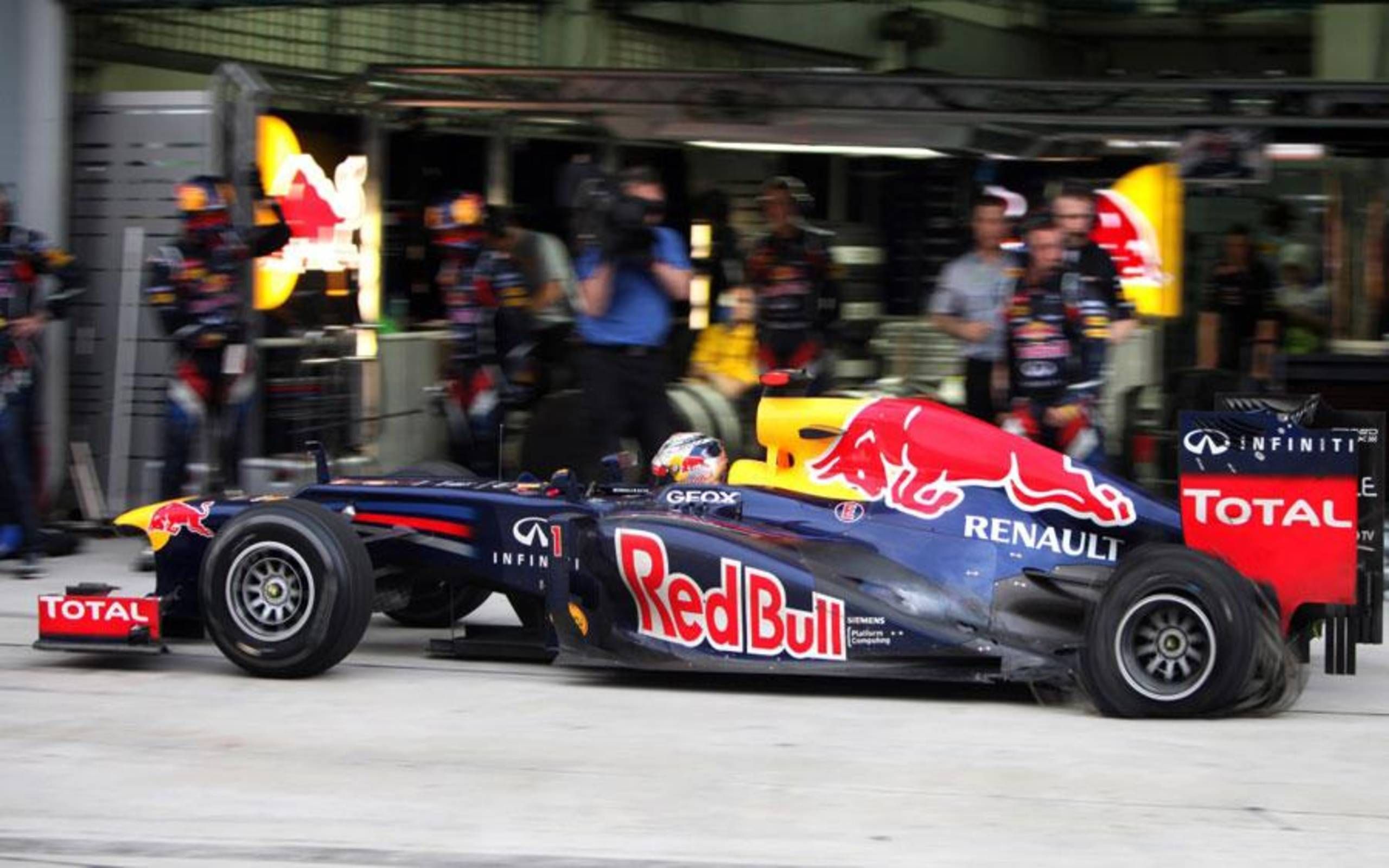 Vettel hampered by radio failure