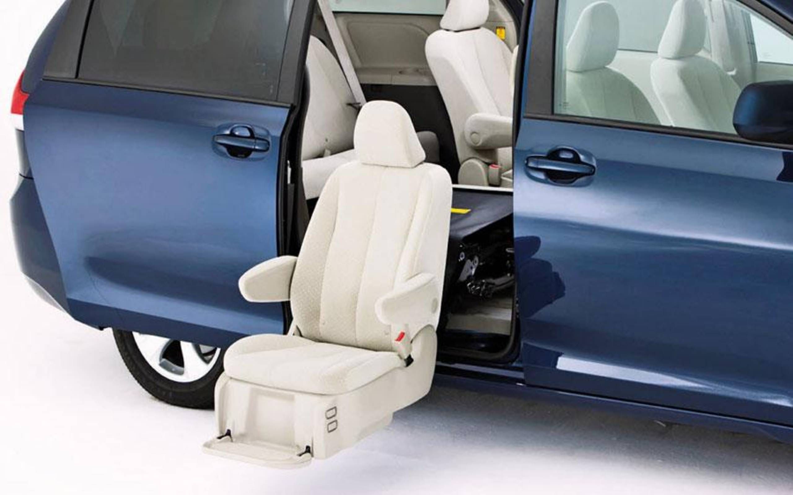 Без пассажирских сидений. Toyota Sienta пассажирское сиденье. Toyota Sienna 2020 инвалидная. Сиденье Тойота Сиенна. Тойота Сиента для инвалидов.