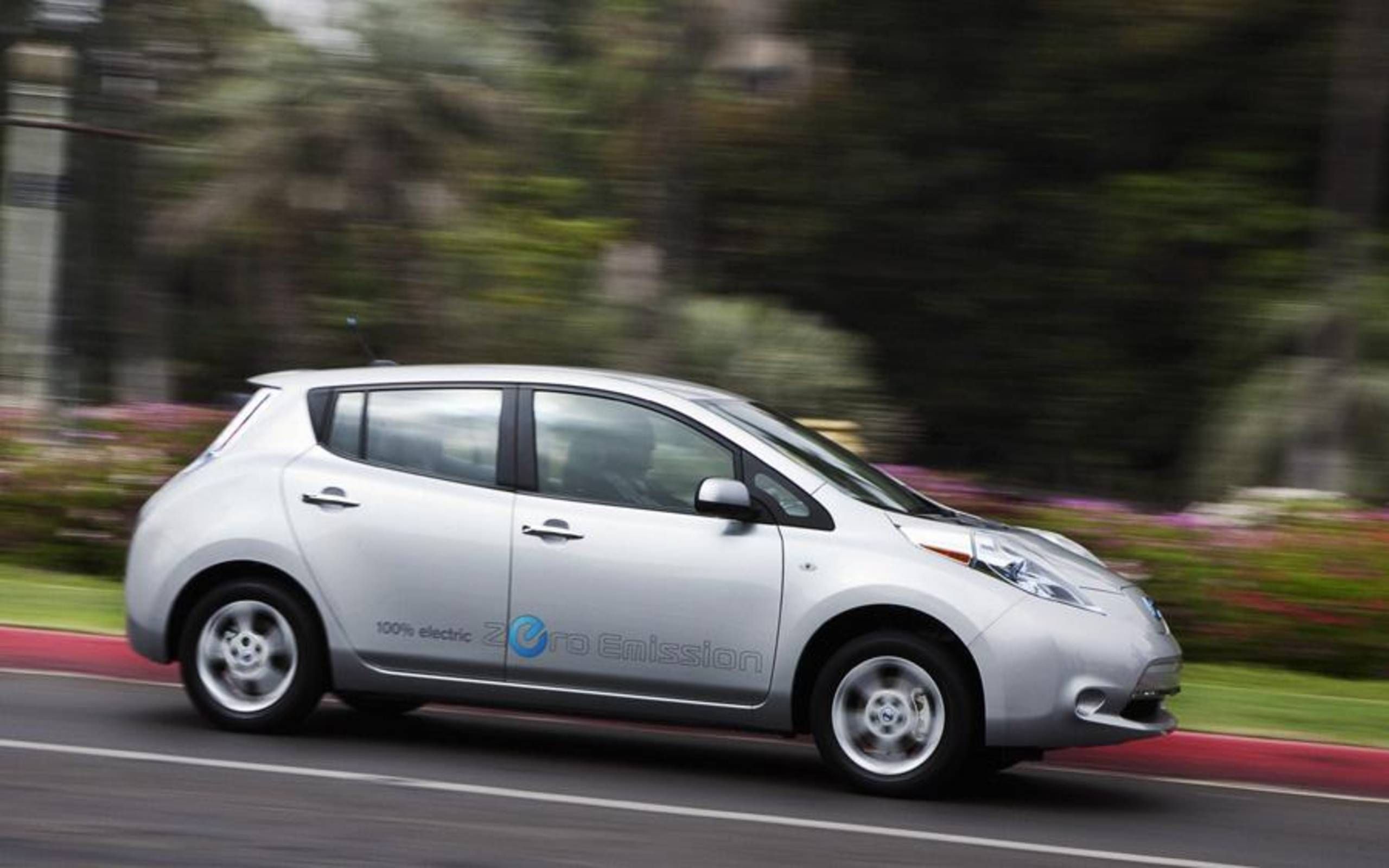 Ниссан лиф дополнительная. Nissan Leaf in African. Nissan Leaf in Africa. Ниссан лаки.