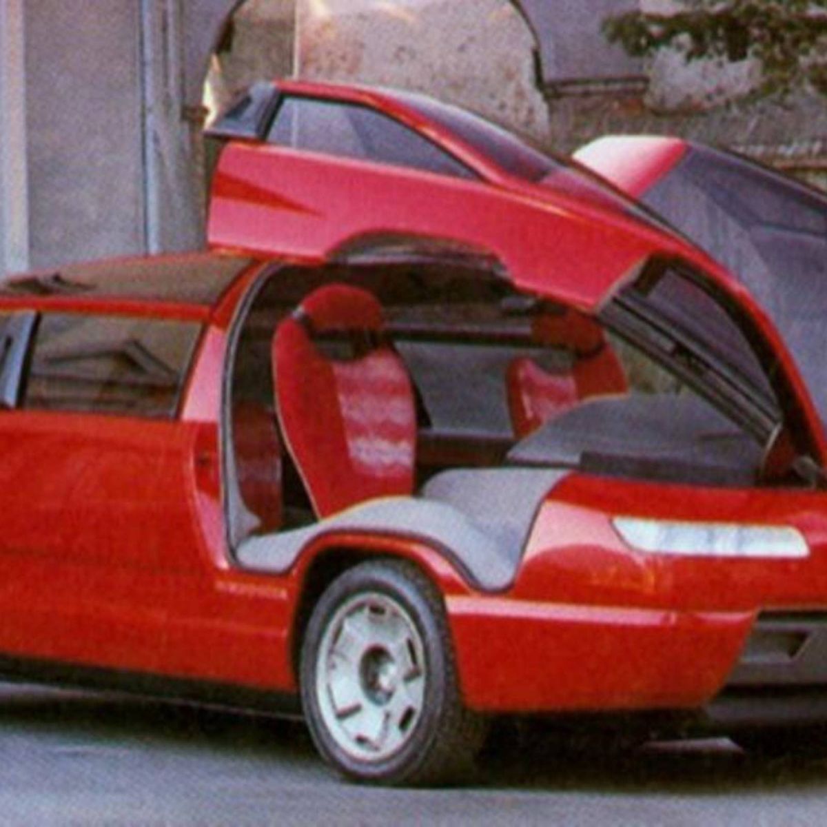 This week in 1988: Bertone reveals Lamborghini Countach-based minivan at  Turin