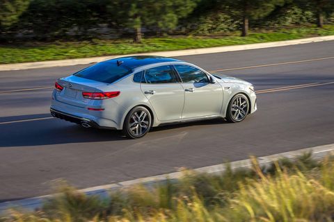 The 2019 Kia Optima makes subtle changes to the outgoing '18 model during its mid-cycle update.