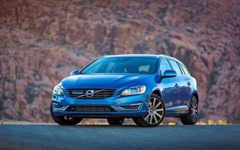 The Volvo V60 T5 Drive-E receives a 2.0-liter turbocharged inline four-cylinder engine.