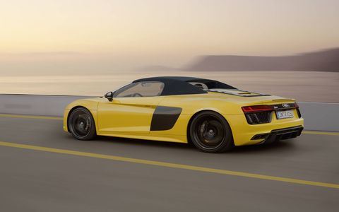 The soft-top in the new R8 Spyder features an electrohydraulic drive system to raise and lower the roof in only 20 seconds, at speeds of up to 31 mph.