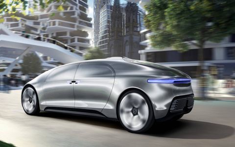 the mercedes f015 cruises the city