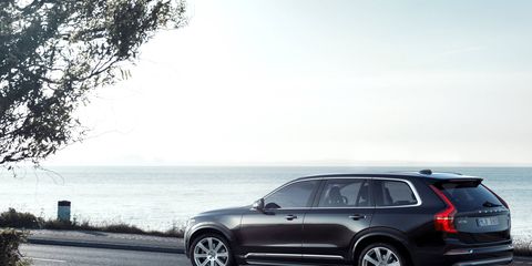 The all-new Volvo XC90 in Onyx Black Metallic with a T6 engine and AWD features 21-inch wheels with 8-spoke diamond cut rims in Silver Bright as well as a panoramic glass roof and LED headlights.
