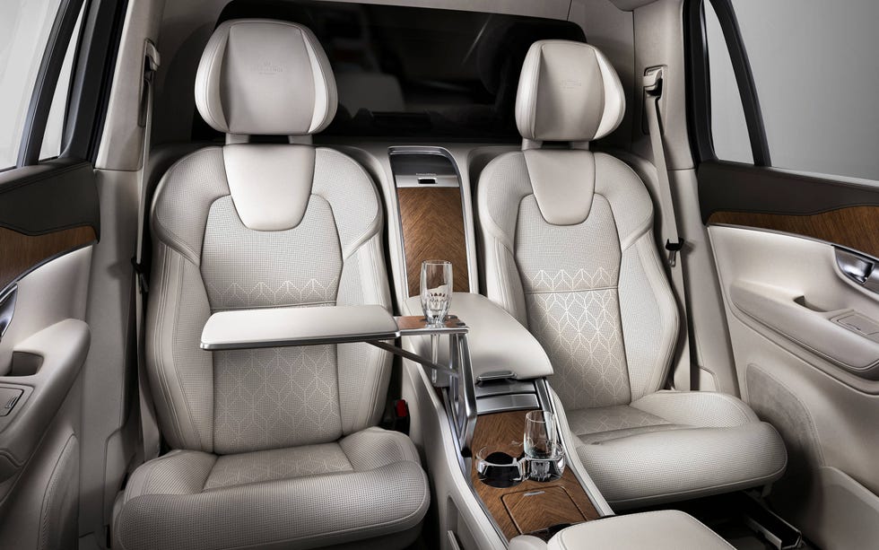 XC90 Adjusting the head restraints in the second seat row