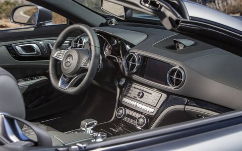 Carbon-fiber trim and the analogue clock in IWC design (exclusive to the AMG variants) highlight the high- performance roadster's special standing. Newly optional AMG carbon-grain aluminum trim, one of eight available trims, lends the open-top two-seaters an even more personal touch.