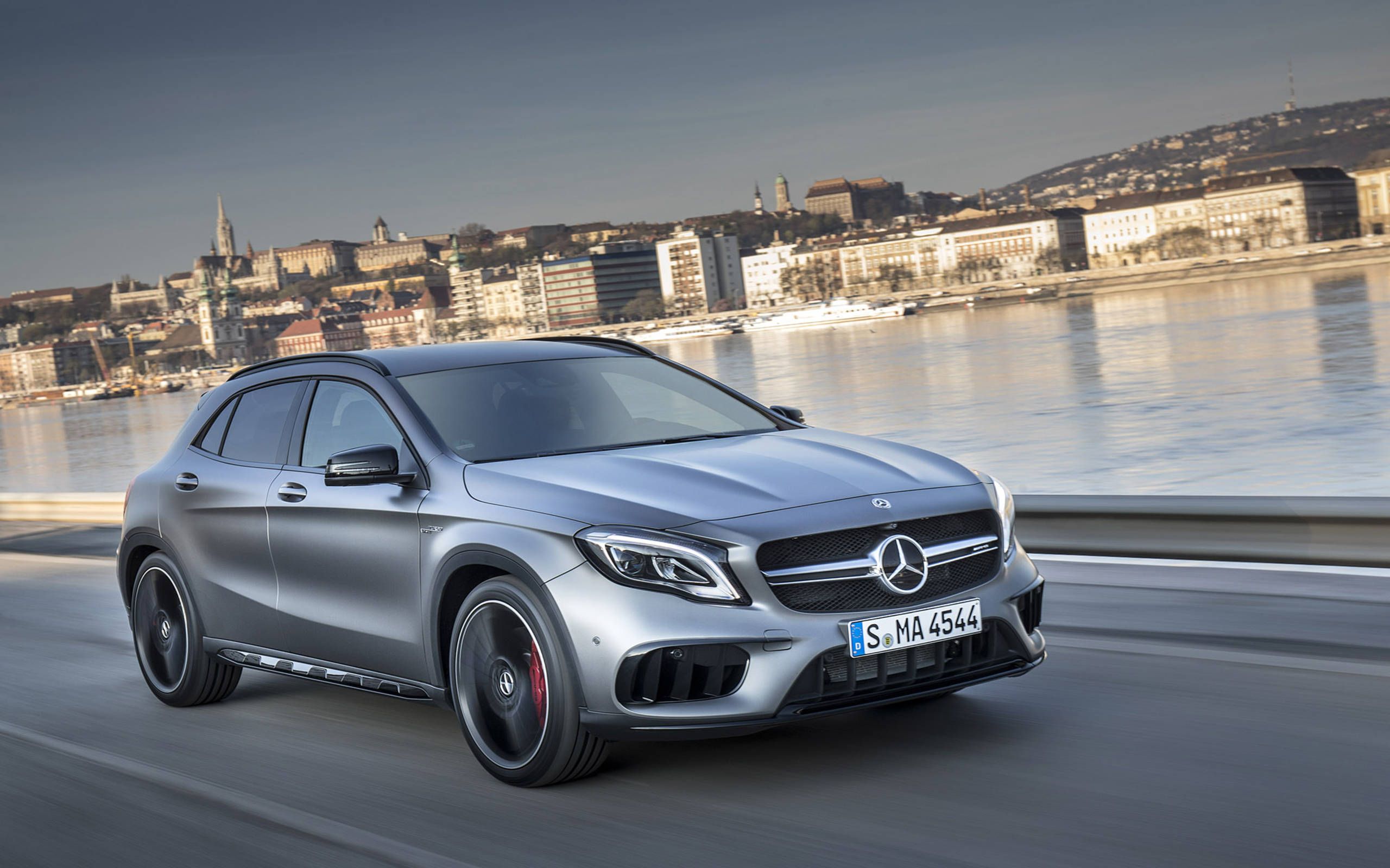 17 Mercedes Gla45 Amg Quick Take Hot Benz Hatch Grows Up Slightly