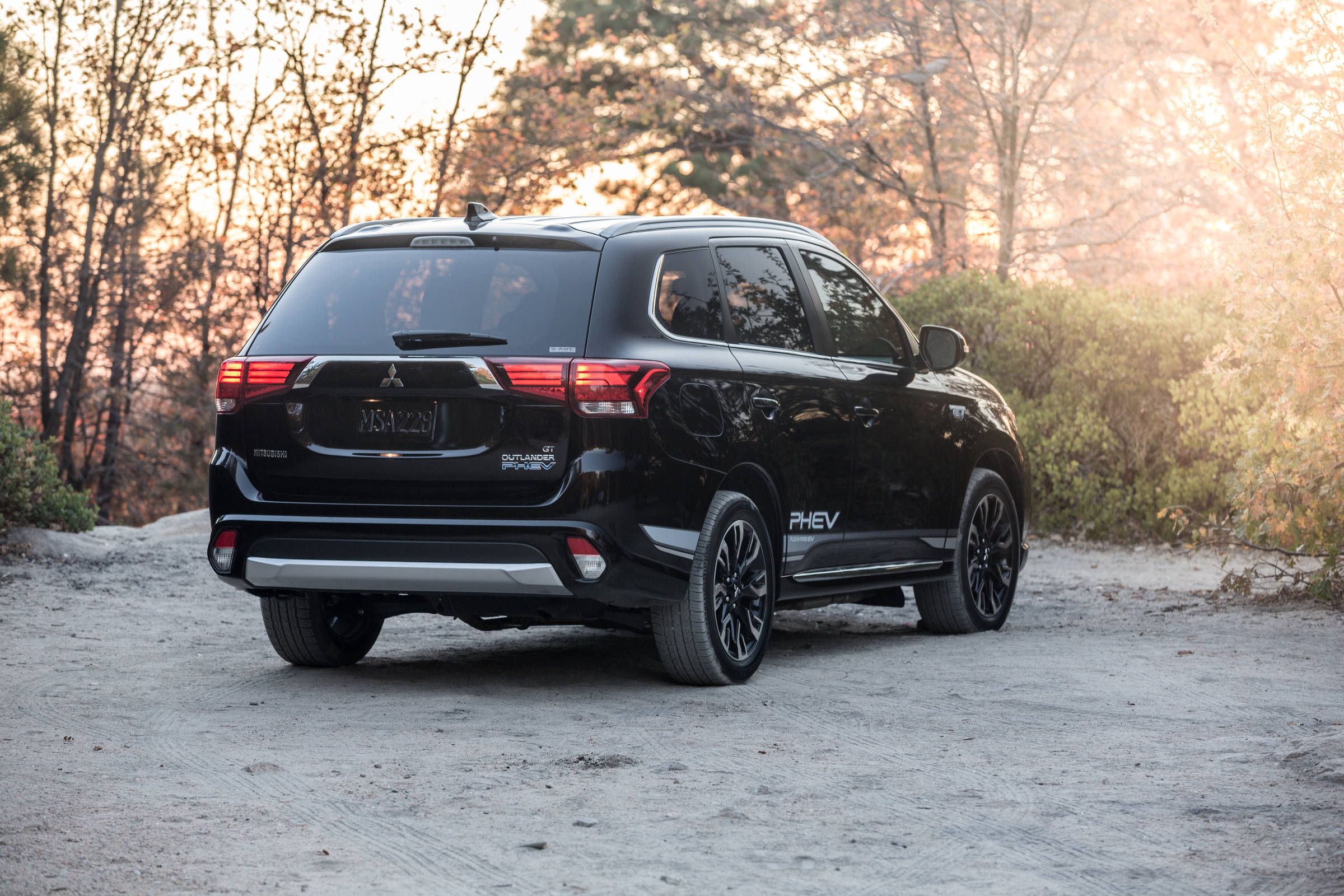 2018 Mitsubishi Outlander PHEV GT S-AWC essentials: A plug