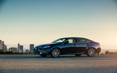 The 2017 Lexus ES 300h will run on the electric motor or gas engine alone, or a combination of both, based on the driving situation. The Hybrid System Indicator shows use of energy and encourages efficient driving habits.