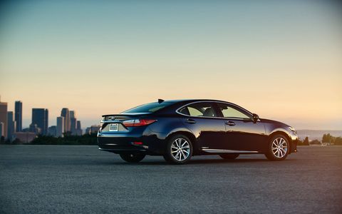 The 2017 Lexus ES 300h will run on the electric motor or gas engine alone, or a combination of both, based on the driving situation. The Hybrid System Indicator shows use of energy and encourages efficient driving habits.