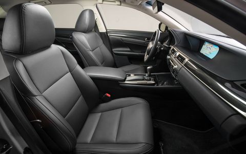Inside the 2017 Lexus GS200t you’ll find ten-way power front seats, 8-inch central control screen, power tilt-and-telescoping steering column with automatic tilt-away, Siri Eyes Free Mode and a Lexus 12-speaker, 5.1 surround sound system.