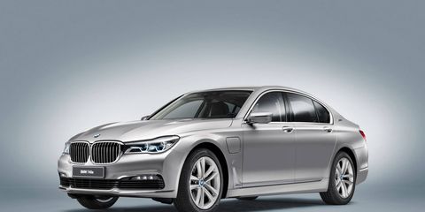 The combustion engine and electric drive bring a system output of 322 hp and combined peak torque of 369 lb-ft. The 740e xDrive iPerformance can dash from 0 to 60 mph in just 5.1 seconds. The top speed is electronically limited to 155 mph.